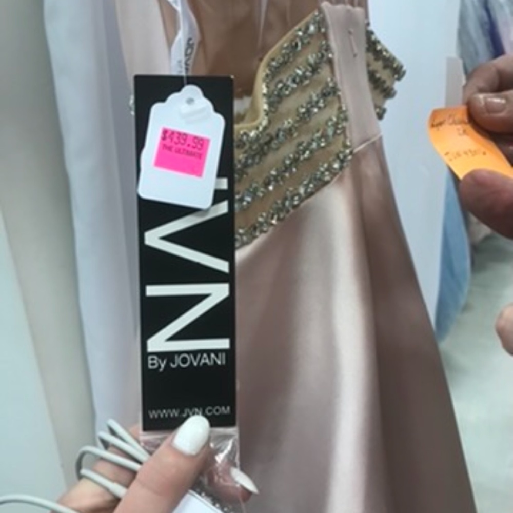 Prom Dress 👗🎀 - Picture 4 of 10